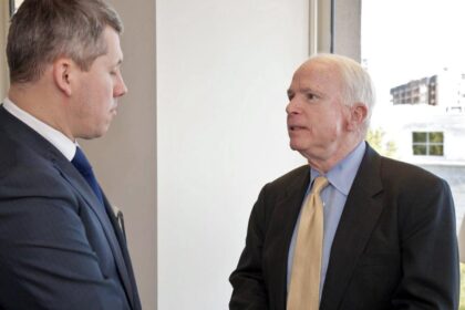 Catalin Predoiu posteaza o fotografie cu John McCain Se apropie schimbari importante Timpul in care Romania avea influenta