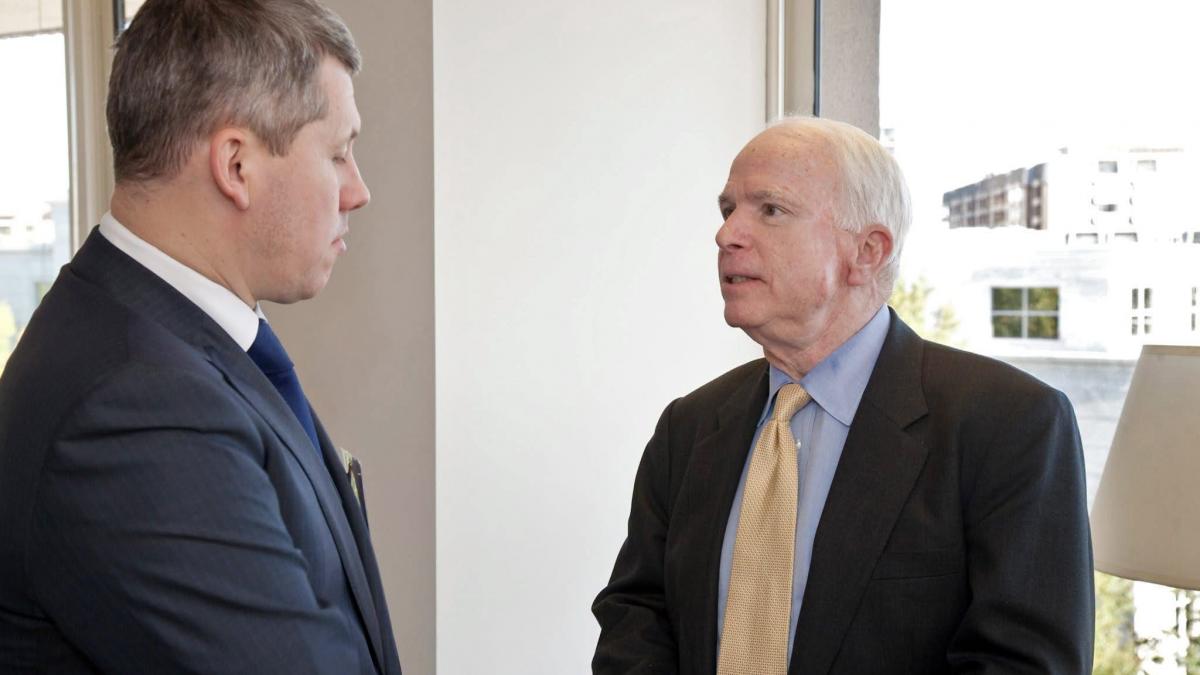 Catalin Predoiu posteaza o fotografie cu John McCain Se apropie schimbari importante Timpul in care Romania avea influenta