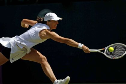 Iga Swiatek a invins un fost lider mondial si s a calificat in turul al treilea la Wimbledon