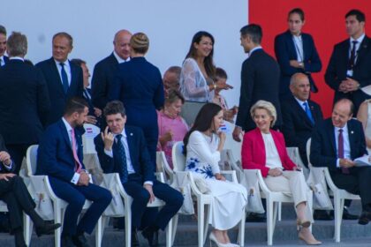 Imagini cu Nicusor Dan si Mirabela Grdinaru din tribuna oficiala a paradei de la Paris Prima