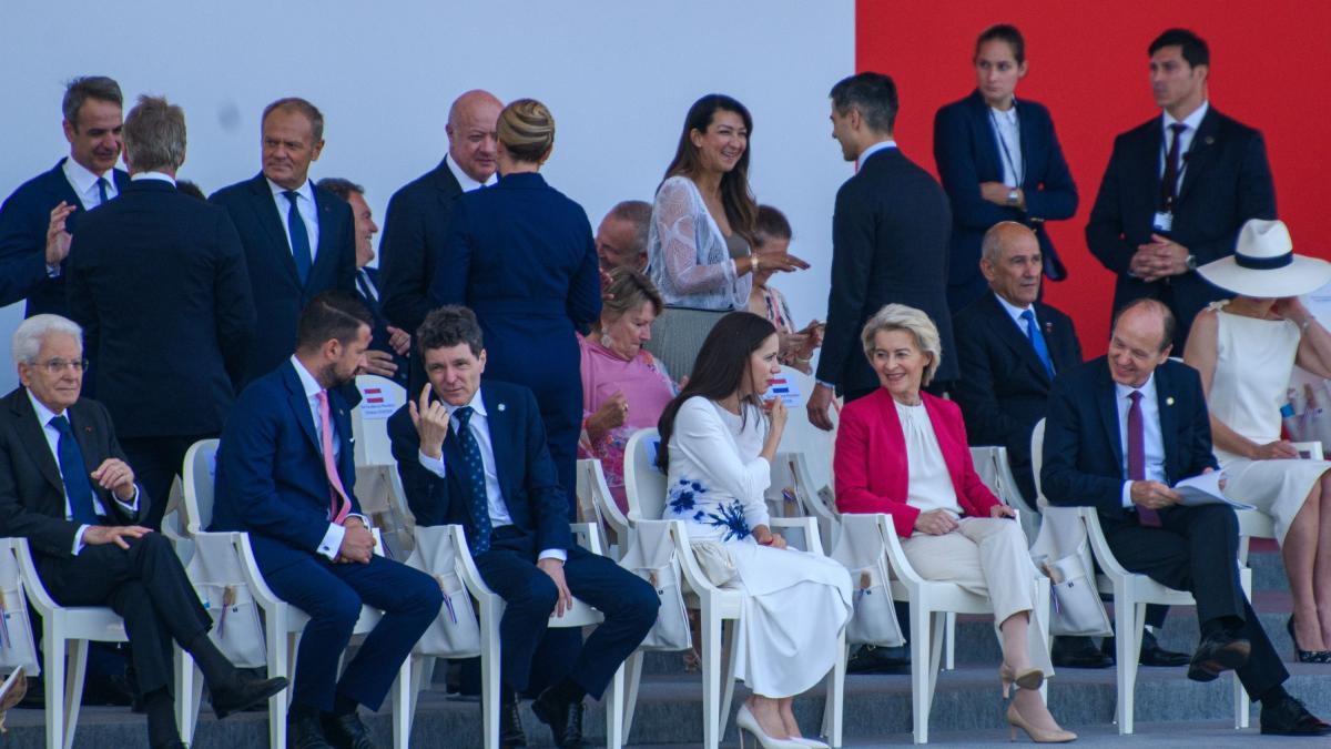 Imagini cu Nicusor Dan si Mirabela Grdinaru din tribuna oficiala a paradei de la Paris Prima