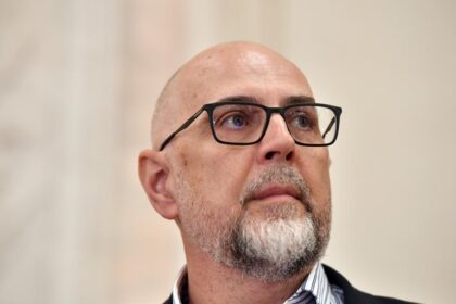 Kelemen Hunor George Simion sta se uita la meci mananca popcorn bea o bere si