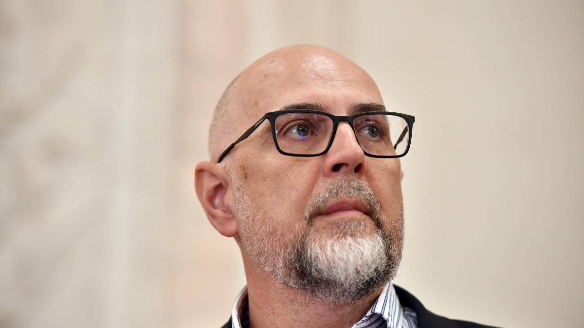 Kelemen Hunor George Simion sta se uita la meci mananca popcorn bea o bere si