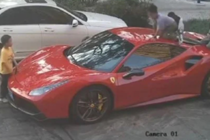 Momentul in care patru copii vandalizeaza un Ferrari de aproximativ 700000 de dolari Ce au surprins camerele de supraveghere