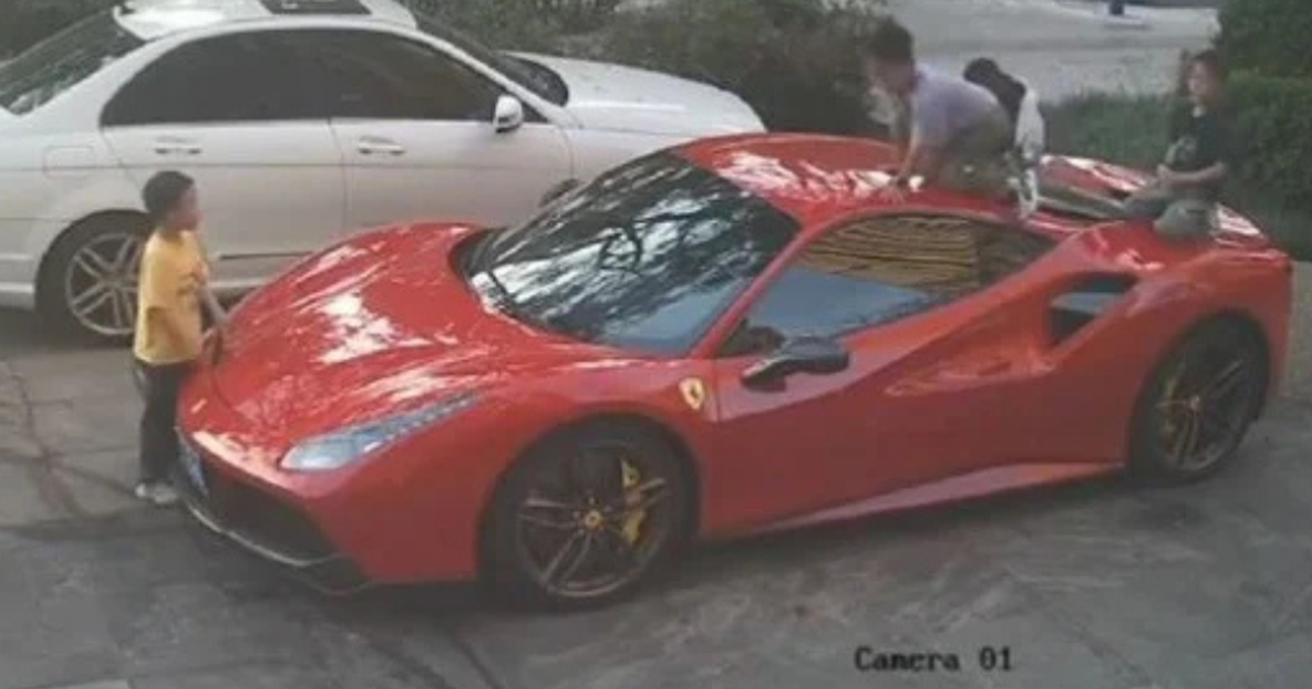 Momentul in care patru copii vandalizeaza un Ferrari de aproximativ 700000 de dolari Ce au surprins camerele de supraveghere