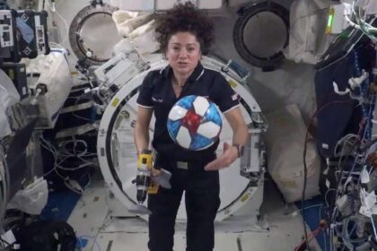 NASA va trimite o minge de fotbal pe Luna daca SUA castiga Cupa Mondiala