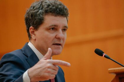 Nicuster Dan anunta de la Paris ca exista pasi timizi spre impacare intre partide Daca