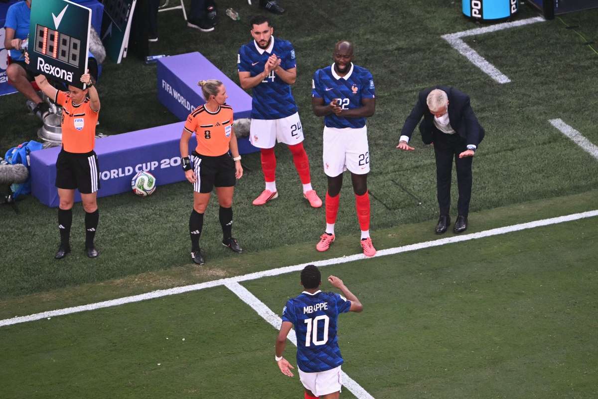 sferturile de finala ale cupei mondiale debuteaza cu o reeditare a duelului dintre franta si maroc