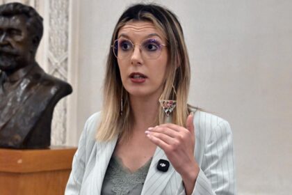 Buzoianu acuza Romsilva In noul contract colectiv de munca s a previzut ca va oferi masini pentru