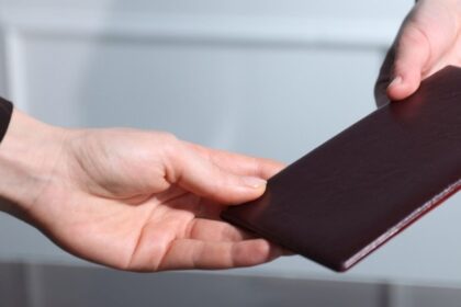 Ce penalizare a primit chelnerul italian care a scris pe bonul unei cliente arde ouale si scuipa in ele Hotararea proprietarului restaurantului