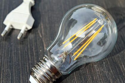 Cum economiseste Bolojan la electricitate sustine ca nu aprinde becul si aerul condiionat Ajung tarziu