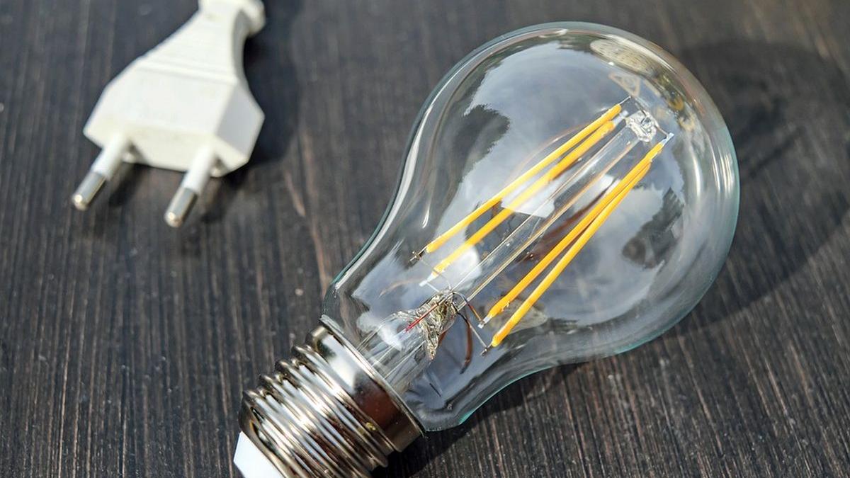 Cum face Bolojan economii la electricitate Nu folosteste becul si aerul conditionat Ajung tarziu