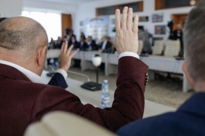 Haosul persist a in ceea ce priveste mandatele consilierilor locali desi ministrul Cseke a declarat ca nu exista incompatibilitati in Parlament se aduce o modificare a legii
