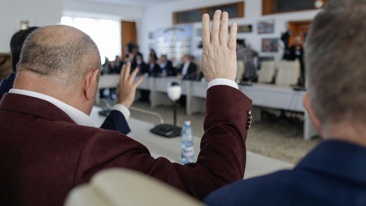 Haosul persist a in ceea ce priveste mandatele consilierilor locali desi ministrul Cseke a declarat ca nu exista incompatibilitati in Parlament se aduce o modificare a legii