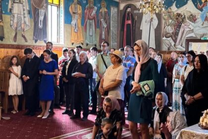 Nicusor Dan a efectuat o vizita la Manastirea Dejani de Sfanta Maria alaturi de Mirabela Gradinaru si copii