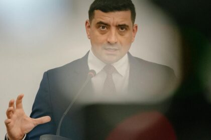Patru fosti oficiali americani inclusiv doi ambasadori care au activat in Romania cer Statelor Unite sa ii anuleze viza lui George Simion