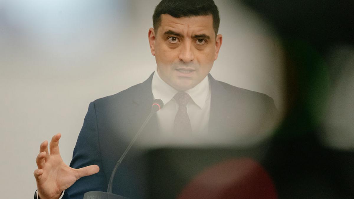 Patru fosti oficiali americani inclusiv doi ambasadori care au activat in Romania cer Statelor Unite sa ii anuleze viza lui George Simion