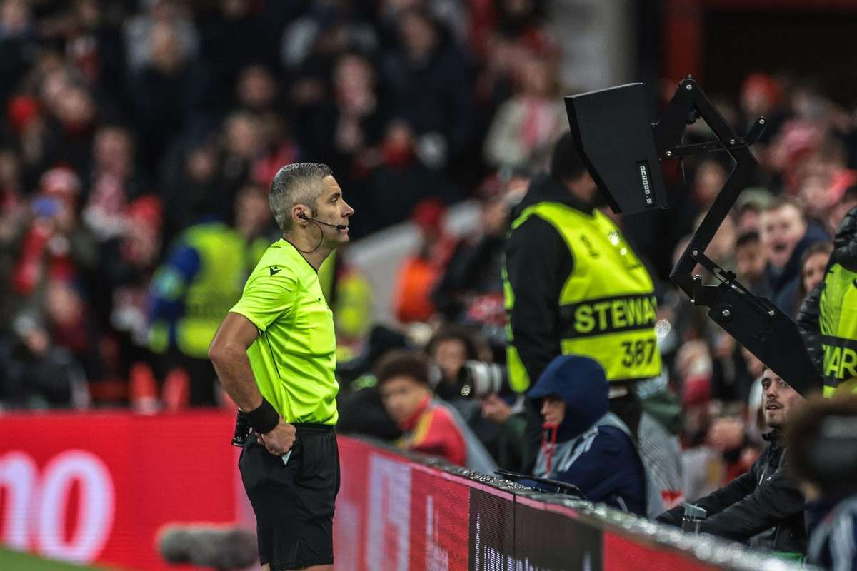 Radu Petrescu si Marian Barbu delegati in faza play off a Ligii Conferintei