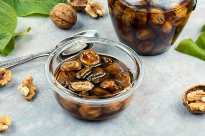 Reteta de dulceata de nuci verzi ca pe vremea bunicii 5 sugestii pentru un sirop auriu clar si parfumat