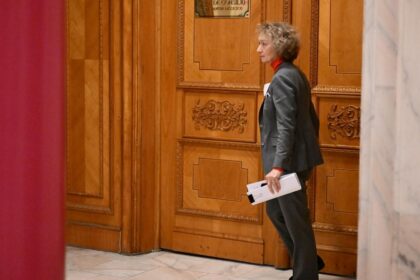 Senatul infiinteaza o comisie de ancheta pentru a investiga intalnirea dintre premierul interimar Bolojan si presedinta CCR