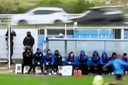 VIDEO Mingea trimisa pe strada in timpul meciului de liga a doua a provocat un accident rutier