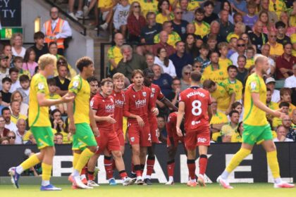 video premiera in anglia jucator penalizat dupa ce a marcat cu mana iar arbitrul a validat golul