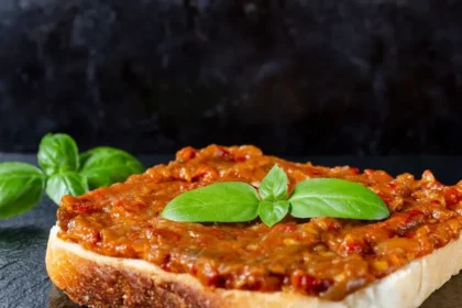 De ce se pune zahăr în zacuscă. Trucul ce echilibrează gustul fără să îndulcească